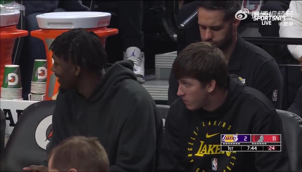 鎖定西部第三愜意得很！里夫斯輪休在板凳席上吃東西被抓拍到了